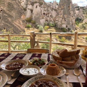 Mittag Essen mit schöner Aussicht in Uçisar