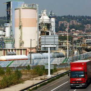 Le "couloir de la chimie" de la région lyonnaise est installé le long du Rhône et de l'autoroute A7. (PASCAL GEORGE / AFP)