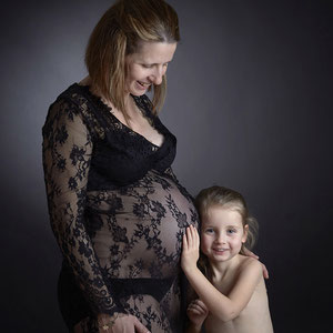 grossesse femme enceinte portrait de maman avec sa fille 