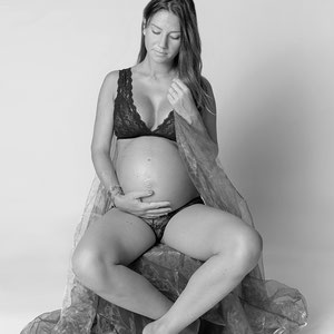 maternité femme enceinte qui pose assise