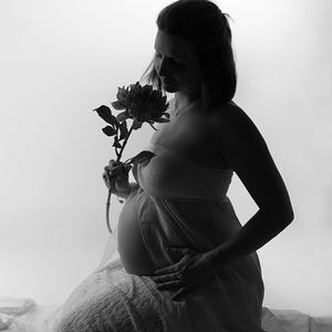 grossesse femme enceinte portrait en clair obscur