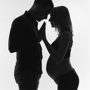 grossesse femme enceinte couple en clair obscur maternité