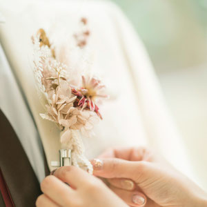 新郎にブートニアをつける新婦-178photography