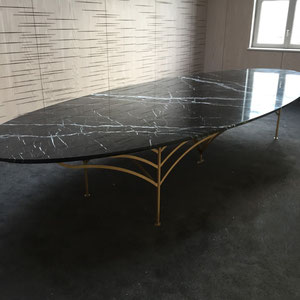 Table de réunion  en marbre noir Marquina 4m70 avec pied style Art déco en métal finition laiton - Design Studio Vorace
