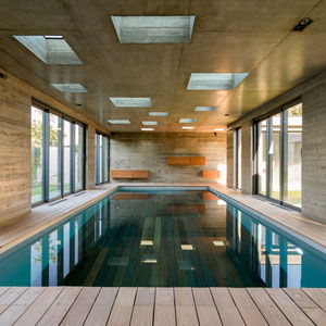 PISCINE D'ARCHITECTE COUVERTE EN BETON AVEC FOND MOBILE HAUT DE SEINE