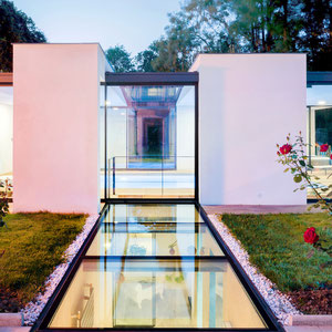 PISCINE CONTEMPORAINE COUVERTE EN BETON ET VERRE AVEC GALLERIE VITREE SOUTERRAINE YVELINES