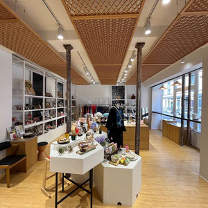 Objets d’artisanat japonais présentés dans la galerie-showroom Maison Wa à Paris