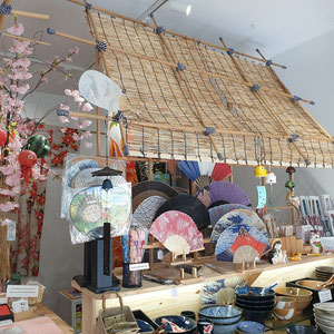 Sélection de vaisselle, éventails et objets kawaii dans le concept store japonais Ici Tokyo situé dans le 10e arrondissement de Paris