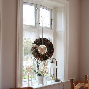 Mooskranz mit Schmetterling als Fensterdekor.