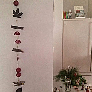 Hängende Dekorationsgirlande im Wohnzimmer.