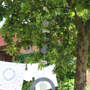 Girlande als Gartendekoration im Apfelbaum.