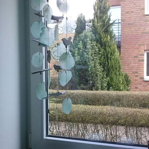 Capiz Windspiel in türkis mit Metallschmetterling.
