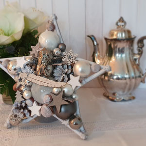 Silberne Kaffeekanne mit weißem Amaryllisstrauß und kleinem Engel - Stern in weiß - silber.
