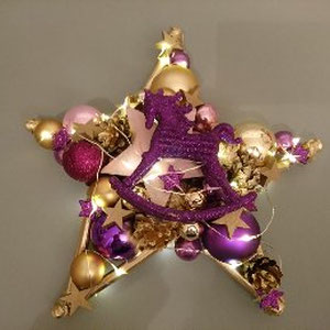 Stern in violett - gold mit LED - Lichterkette zum Leuchten gebracht.