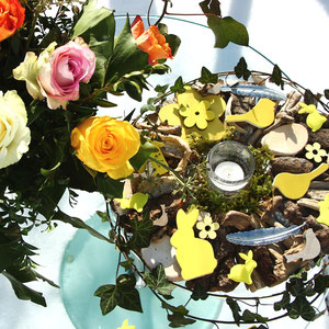 Osterkranz in gelb und braun mit Teelicht - für die fröhliche Osterdekoration.