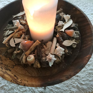 Brauner Treibholz Kranz mit Muscheln und maritimen Accessoires, als Tischkranz mit Kerze.