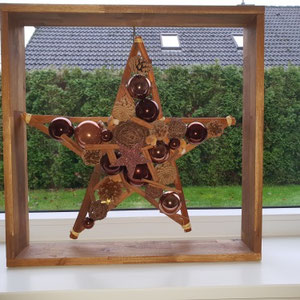 Brauner Deko Stern in einer extra angefertigtem, quadratischem Holz Box.