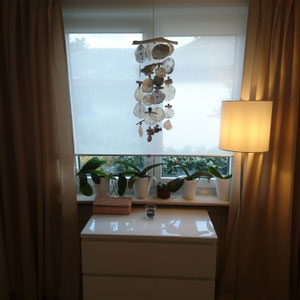 Windspiel im Ankleidezimmer in Grau-Weißtönen.