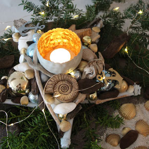 Adventskranz Stern in maritimen Style - mit goldenen Muscheln, Treibholz, Glaskugeln und kleinem Holzanker. dekoriert mit Microlichterkette, Sand und vergoldeten Muscheln.