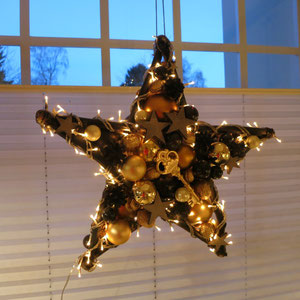 Fenster Stern mit Beleuchtung in schwarz - gold mit einem goldenem Metallschlüssel.