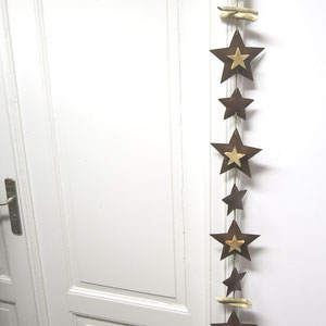 Hängende Wand Dekoration aus Metallsternen.