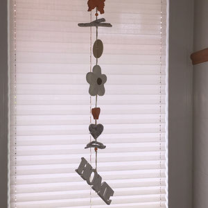Zeitlose Girlande mit Home-Schild als Fensterdekoration.