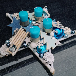 Stern Anfertigungung nach Kundenwunsch: Blau - weißer Adventskranzstern im winterlichem Design mit vier Teelichthaltern.