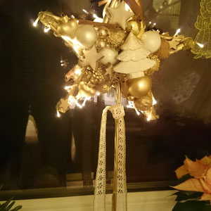 Weiß-goldener Leuchtstern beidseitg nach Kundenwunsch auf einem Metallständer gefertigt.