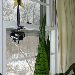 Großer Deko Flügel als Fensterschmuck.