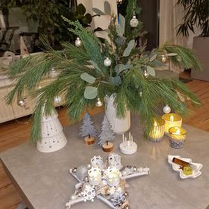 Stimmungsvolle Tischdeko mit weißem Adventskranz Tischstern, Teelichtern, Vase gefüllt mit Eukalypthus- & Kieferzweigen und Weihnachtsgebäck.