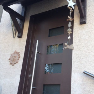 Weihnachtliche Deko Kette mit Holzengel am Eingangsbereich.