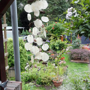 Capiz Windspiel im Garten, an einem geschütztem Ort aufgehängt.