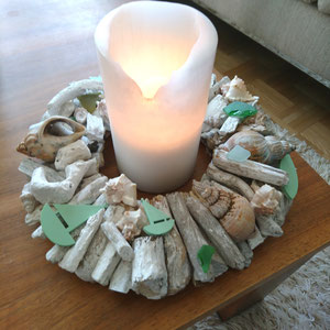 Weißer Holzkranz mit weißer Kerze als Maritime Tisch Deko.