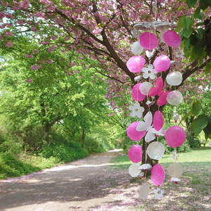 Windspiel in pink - weiß mit weißen Holzblüten und Schmetterling aus Metall.