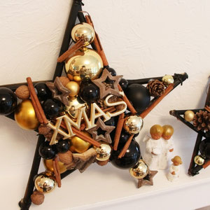 Wand Stern in Gold kombiniert mit Schwarz mit einem XMAS Schild.