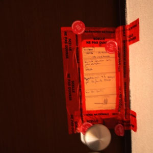 Les scellés sur la porte de l'appartement tragique