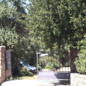 L'entrée de la propriété surveillée en attendant les démineurs