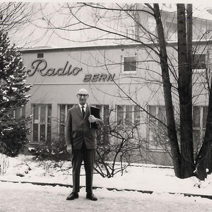 Walter Furrer vor seiner neuen Wirkungsstätte, wo er von 1957-1968 vollamtlich arbeitete