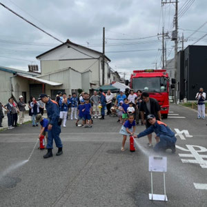 子どもたちも消火訓練