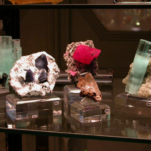 Minerales de colección en el teatro: Benitoita, Rodocrosita de la Sweet Home Mine, Cerusita de Tsumeb, etc