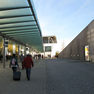 Acceso a los pabellones de la feria