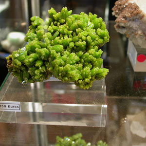 Piromorfita china de 8 cm de tamaño con excelente color verde