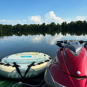 jet ski et bouée tractée