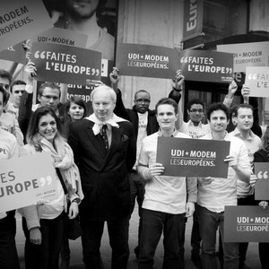 Manifestation UDI Jeunes - Jeunes Démocrates devant le siège de Europe 1 (2)