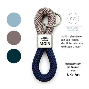 Schlüsselanhänger mit Firmenlogo für die Trainee-Akademie der Cassini AG in den Farben des Unternehmens, handgemacht von UKo-Art