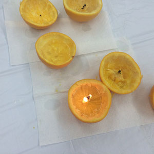 8月〈災害に備えるクラフト〉オレンジとサラダ油でキャンドル作り。