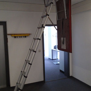 Dachbodenleiter ausgezogen