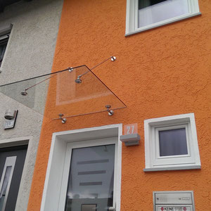 Glasvordach mit Edelstahlhaltern