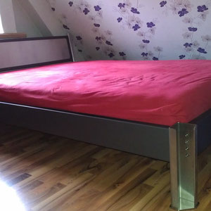 Modern designtes Bett aus Edelstahl und Farbbeschichtetem Aluminium