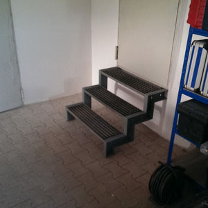 Stahltreppe mit U- Profil Seitenwangen und Gitterroststufen